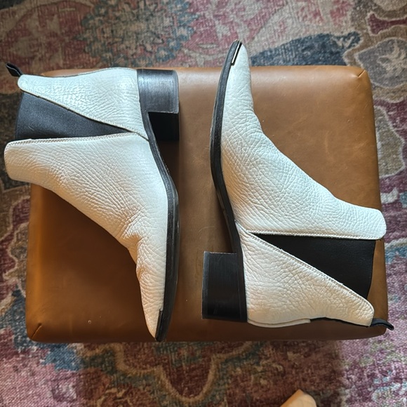 Acne Studios Leather Ankle Chelsea Boots
Pointed-Toes White - Picture 3 of 4